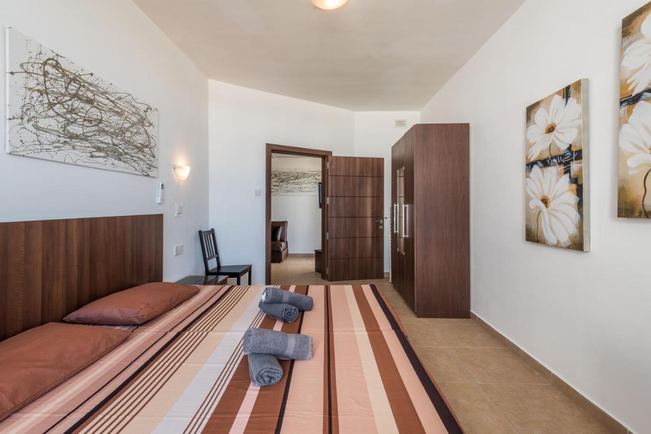Seashells 2 Bedroom Apartment With Sunny Terrace With Stunning Sea Views - By Getawaysmalta St. Paul's Bay Bagian luar foto